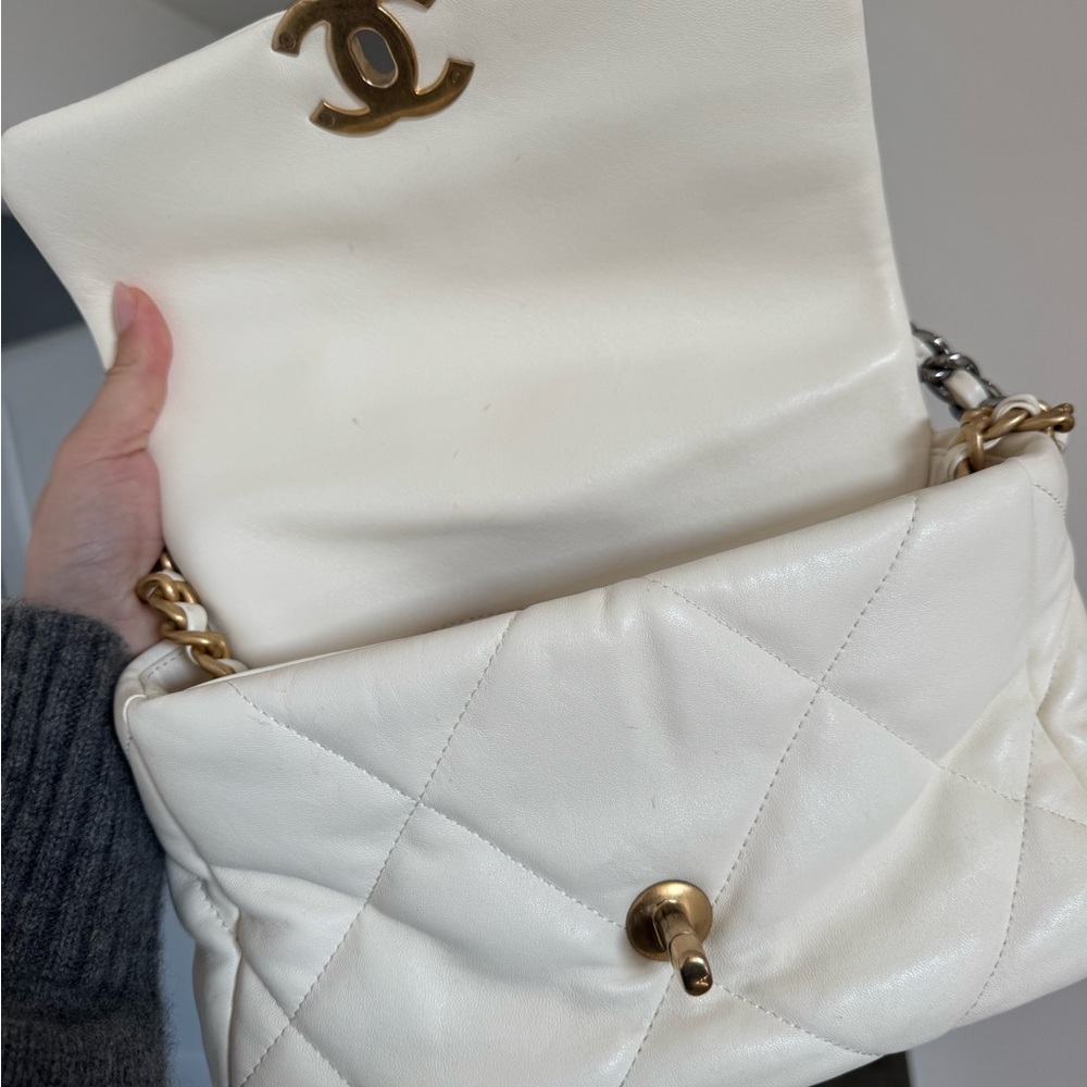 Chanel 19 Flap Bag - Picture 5 of 10